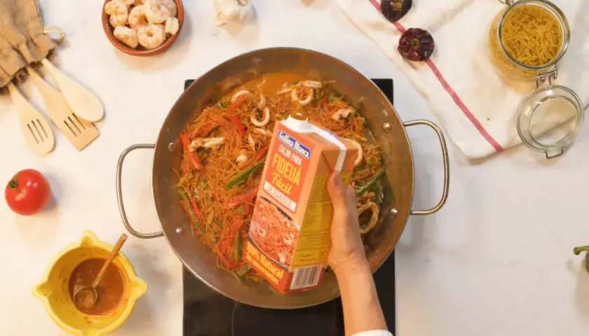 Fideuá fácil con gambas y sepia: receta sencilla para disfrutar sin complicaciones