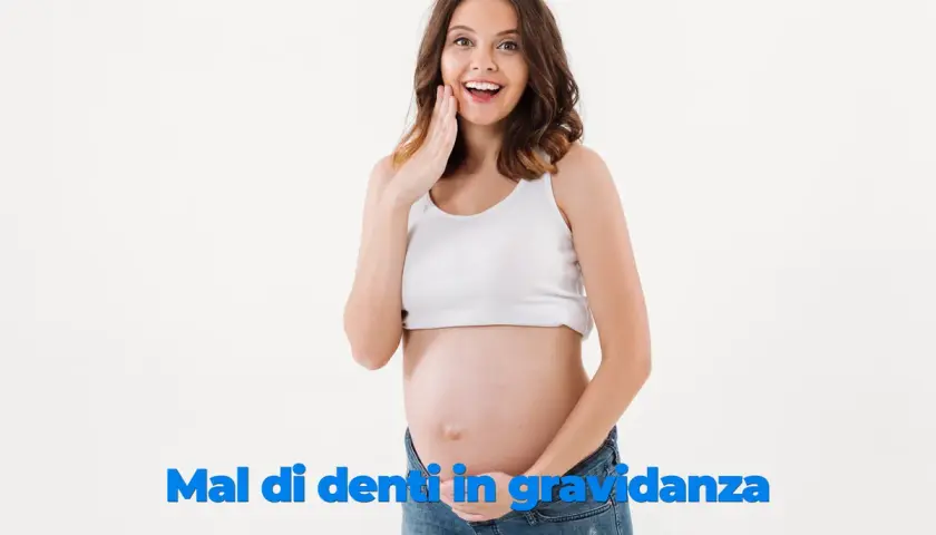 Donna incinta con espressione sorpresa, che si tocca la guancia. Il testo sovrapposto parla di mal di denti in gravidanza.