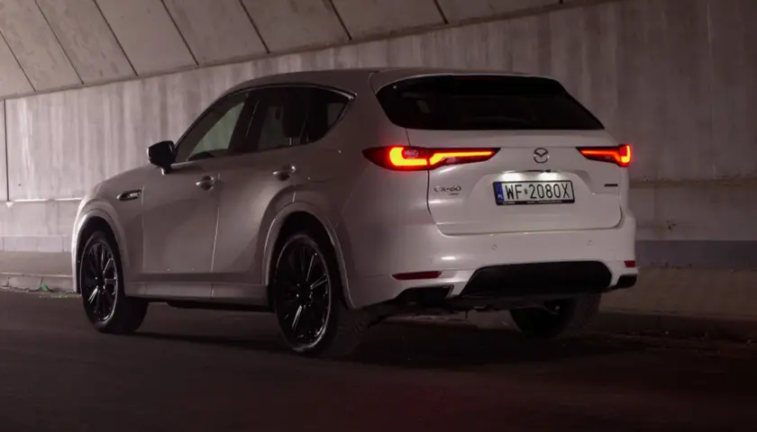 Biała Mazda CX-60 z czarnymi felgami w tunelu. Poznaj jej imponujące mazda cx 60 wymiary.