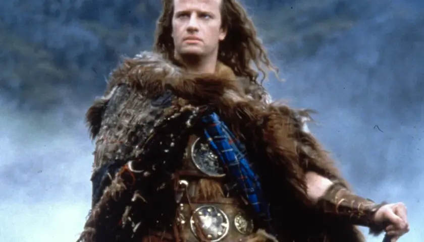 Christopher Lambert w filmach jako nieśmiertelny wojownik w futrzanej zbroi, gotowy do walki.