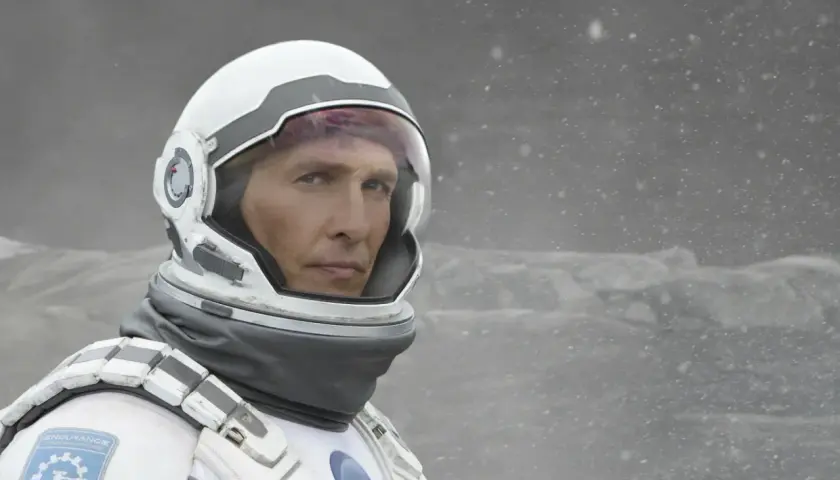 Astronaut w skafandrze z filmu Interstellar 2, wpatrzony w nieznane.