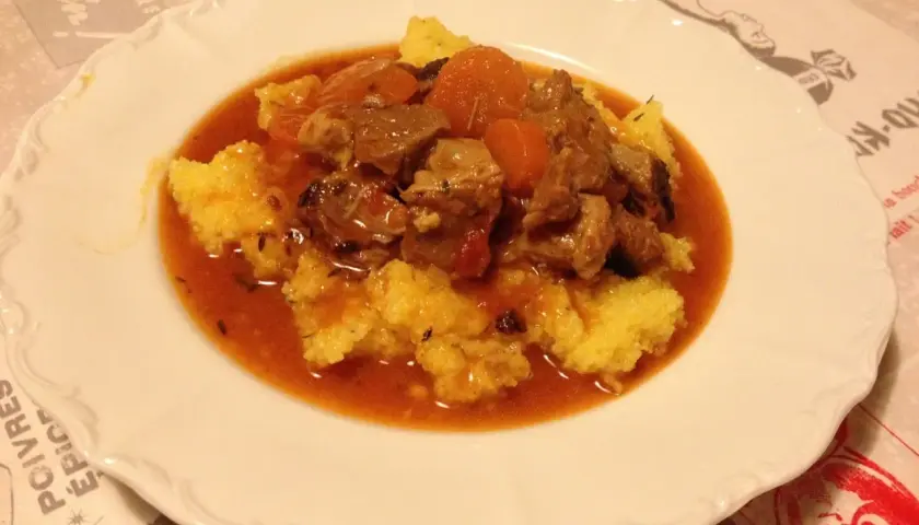 Un savoureux veau marengo, mijoté et servi sur une polenta crémeuse, un plat réconfortant et plein de saveurs.