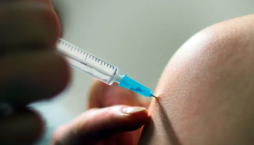 Eine Spritze wird angesetzt, um eine Impfung zu verabreichen. Die pneumokokken impfung schützt vor schweren Infektionen.