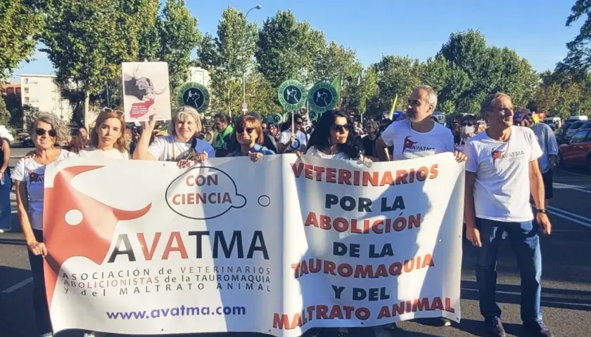Manifestantes de AVATMA, veterinarios abolicionistas, protestan contra la tauromaquia y el maltrato animal. La ganadería hermanas Azcona no está representada.
