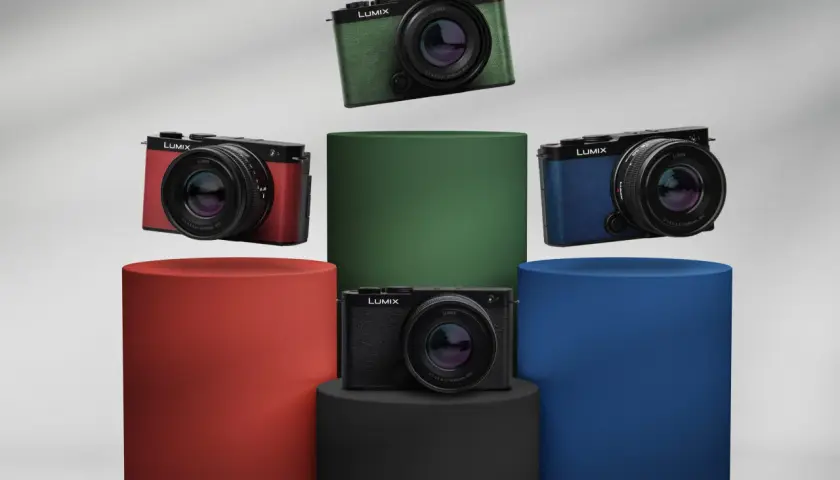 Cztery aparaty Panasonic Lumix S9 w kolorach: czerwonym, zielonym, niebieskim i czarnym, prezentowane na kolorowych postumentach.