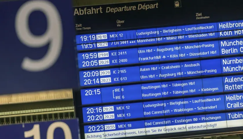 Abfahrtstafel zeigt ein komplexes Bahnstreckennetz mit Abfahrtszeiten, Zielen und Zwischenstopps.