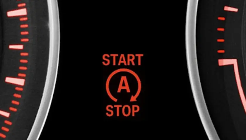 Cruscotto auto con indicatore "START STOP" e simbolo "A" in rosso. Pronto per partire o fermarsi.