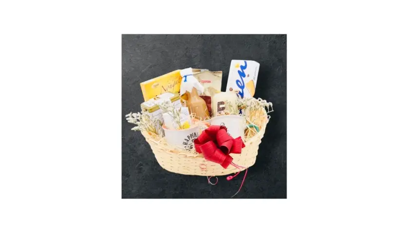 Ein liebevoll zusammengestellter Kaffee Geschenkkorb selber machen: Mit Nougat, Likör, Keksen und Tassen.