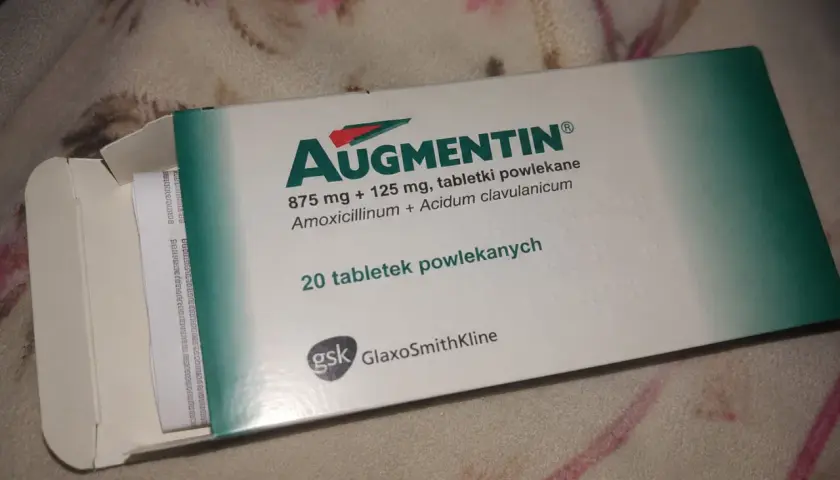 Opakowanie leku Augmentin 875 mg + 125 mg, zawierające 20 tabletek powlekanych.