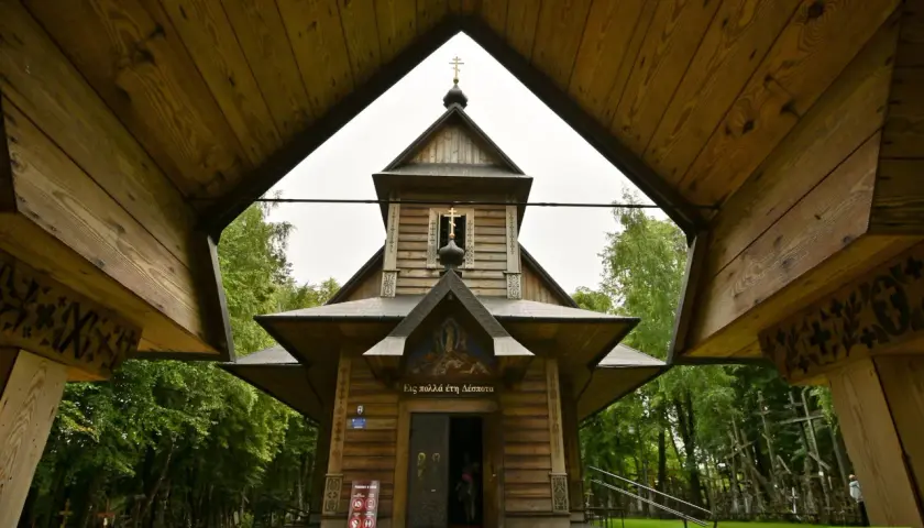 Drewniana cerkiew na Grabarka góra, otoczona lasem i krzyżami.