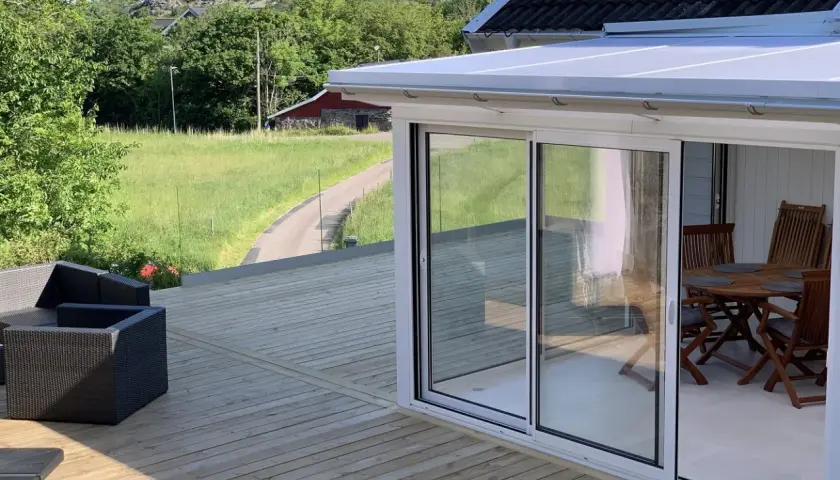 Nybyggd altan med inglasat uterum. En bra investering för att höja värdet på huset, funderar du på bygga altan kostnad?
