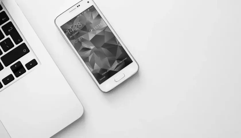 Internet mobilny czy stacjonarny – który wybrać, by uniknąć błędów i oszczędzić?