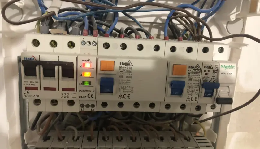 Jaki bezpiecznik do klimatyzacji 3,5 kW? Poradnik montażu