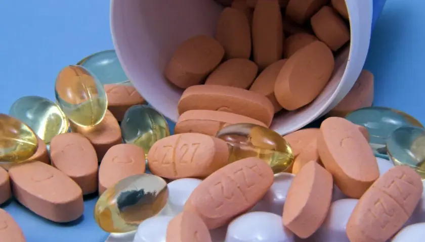 Tabletten und Kapseln, darunter auch Glucosamin, liegen verstreut. Manche Nutzer berichten von Gewichtszunahme bei der Einnahme.