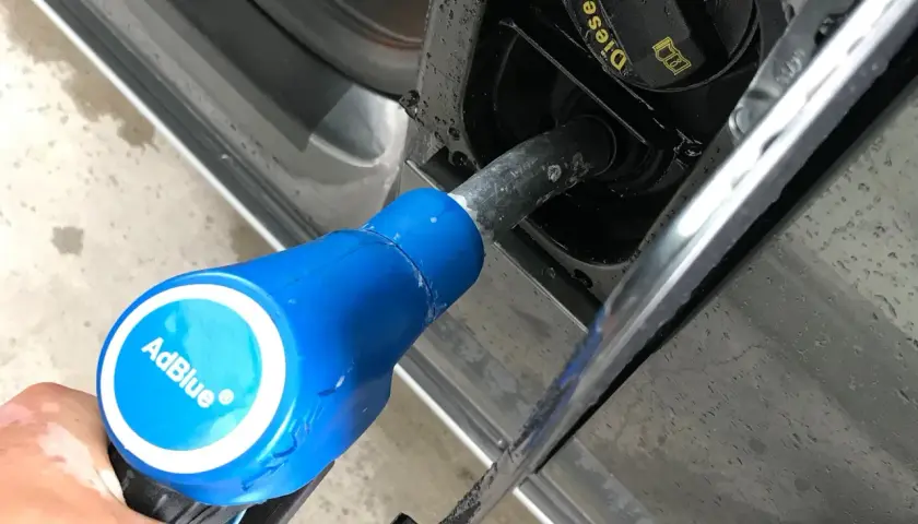 Niebieska dysza AdBlue wlewana do baku diesla. Zastanawiasz się, ile adblue na 1000km zużywa Twój samochód?