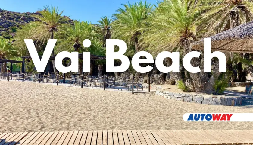 Plaża Vai na Krecie z palmami, piaskiem i drewnianym molo.