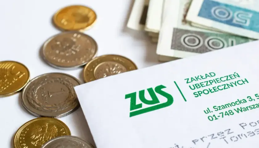 Złotówki i dokument ZUS. Czy można iść na wcześniejszą emeryturę, zależy od zgromadzonych środków i przepisów.