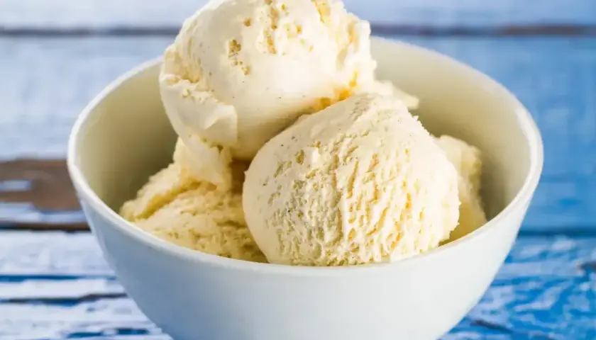 Pyszne lody śmietankowe w białej miseczce. Idealne na lato, gdy szukasz przepisu na lody śmietankowe.