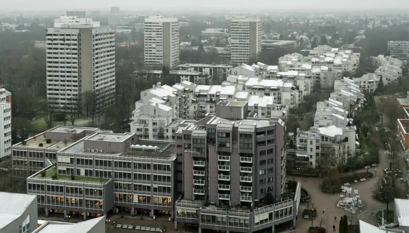 Moderne Wohnblöcke mit harter Bedachung, die Brandschutz-Standards erfüllen, im winterlichen Stadtbild.