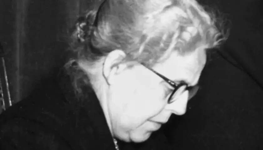 Porträt von Helene Wessel, einer engagierten Politikerin, die mit nachdenklicher Miene und Brille in die Ferne blickt.