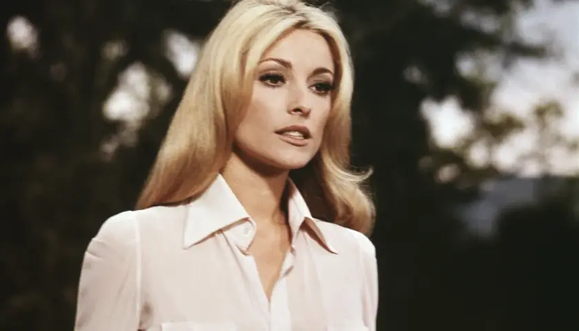 Sharon Tate, ikona kina, w jasnej bluzce. Jej uroda zapisała się w historii filmów.