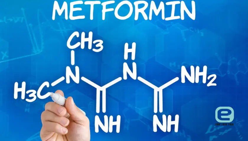 Struktura metforminy i jej potencjalne metformina skutki uboczne. Ręka z markerem pisze wzór chemiczny na niebieskim tle.