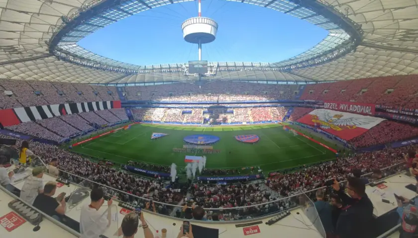 Wielka oprawa kibiców na meczu Górnik Zabrze – Raków Częstochowa. Trybuny wypełnione po brzegi, ogromne flagi i transparenty.