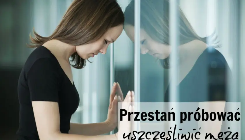 Smutna kobieta opiera czoło o szybę, odbijając się w niej. Kocham męża, ale nie możemy się dogadać.