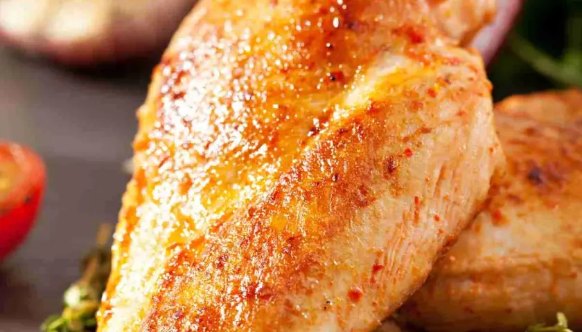 Succulento pollo al forno con crosticina dorata e spezie. Perfetto per una cena gustosa.