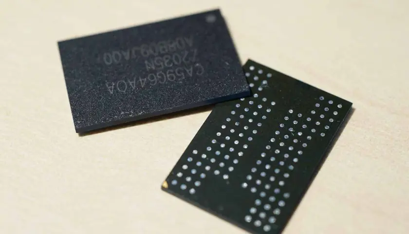 Dwa układy pamięci flash, jeden z oznaczeniem CA59664AOA, drugi z widocznymi pinami. To serce nowoczesnych urządzeń, technologia 3D TLC NAND.