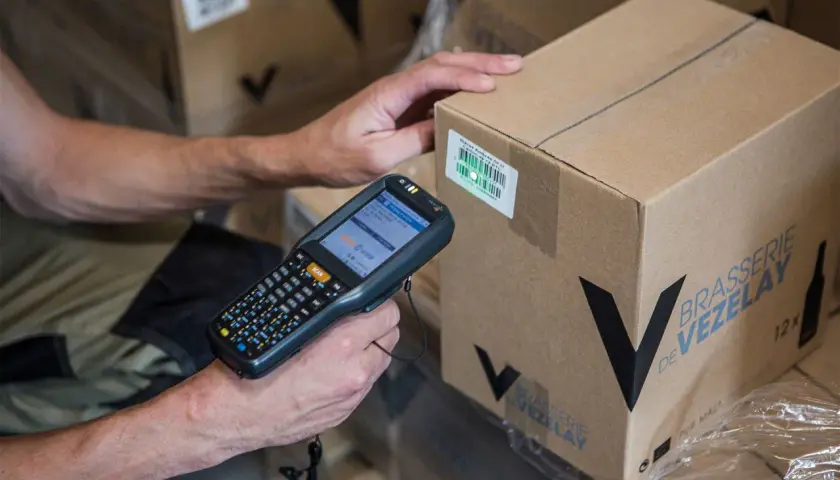 Paket wird für Abholung am Paketshop-Standort gescannt.