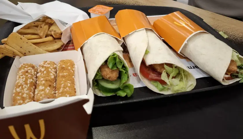 Trzy wrapy z kurczakiem i warzywami, frytki i nuggetsy. Czy wrap z mąki jest zdrowy? Zależy od składników i sposobu przygotowania.