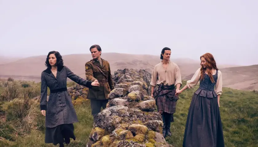 Cztery postacie na tle mglistych wzgórz. Dwie pary trzymają się za ręce, sugerując więzi z serialu **Outlander: Krew z krwi**.