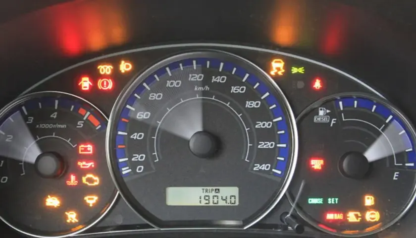Wiele kontrolek świeci się na desce rozdzielczej, w tym ABS i ASR. Co to oznacza? Czas sprawdzić auto.