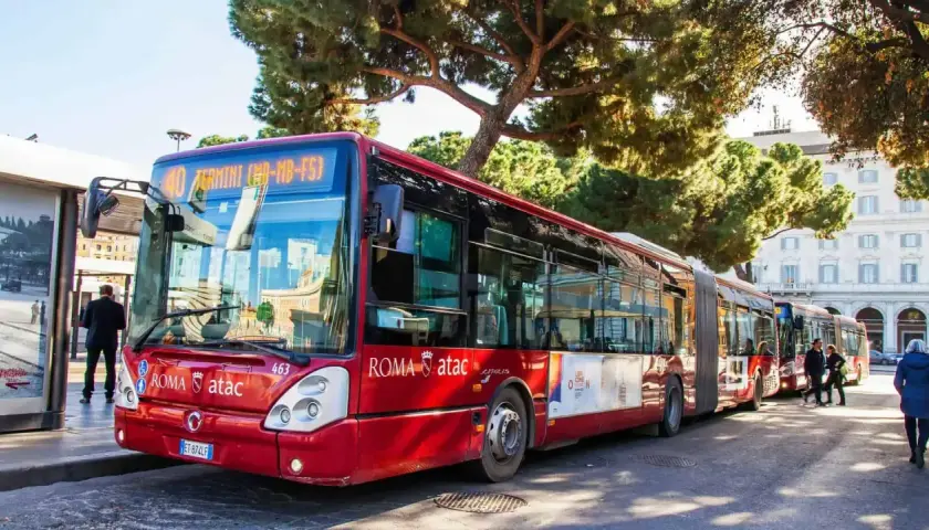 Autobus rosso ATAC linea 40, direzione Termini, fermo vicino a Piazza Navona.