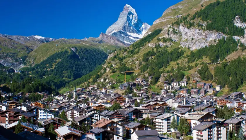 Widok na szwajcarską wioskę u podnóża góry Matterhorn.