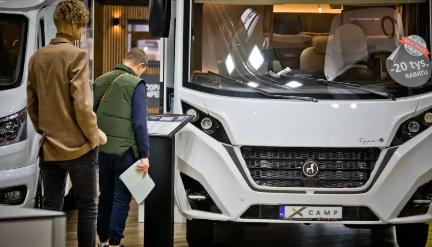 Odwiedzający oglądają kampera na targach caravaningowych Poznań. Promocja -20 tys. rabatu.