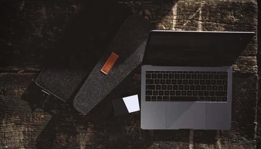 Czy można zabrać laptopa do bagażu podręcznego? Ważne zasady i ograniczenia