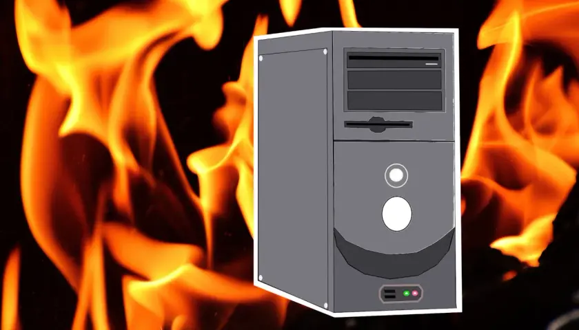 Computergehäuse vor Flammen, deutet auf eine zu hohe CPU-Temperatur hin.