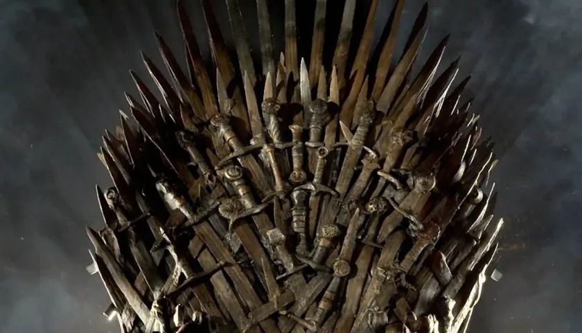 Żelazny Tron z gry Game of Thrones: The Telltale Series po polsku, symbol władzy i intryg.
