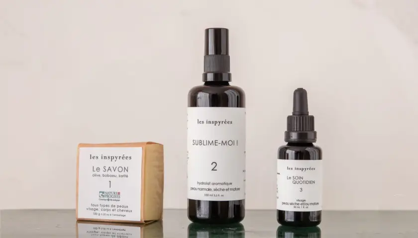 Savon, hydrolat et soin quotidien pour dire adieu à la peau sèche. Une routine naturelle pour une peau douce et hydratée.