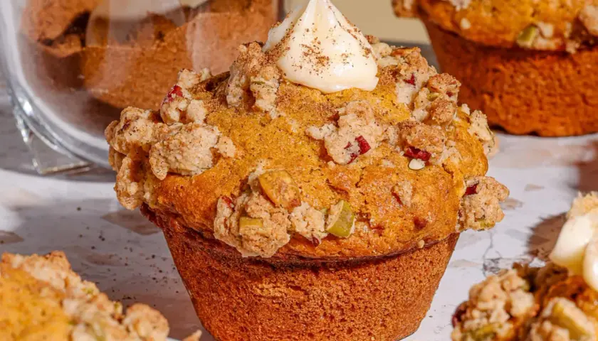 Un muffin gourmand, garni de crumble et d'une touche de glaçage, parfait pour une recette de muffin.