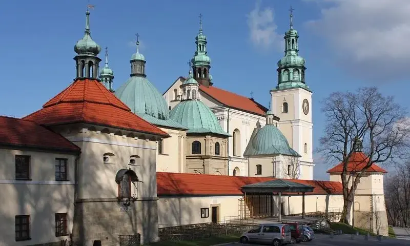 Gdzie leży Kalwaria Zebrzydowska? Odkryj jej lokalizację i atrakcje
