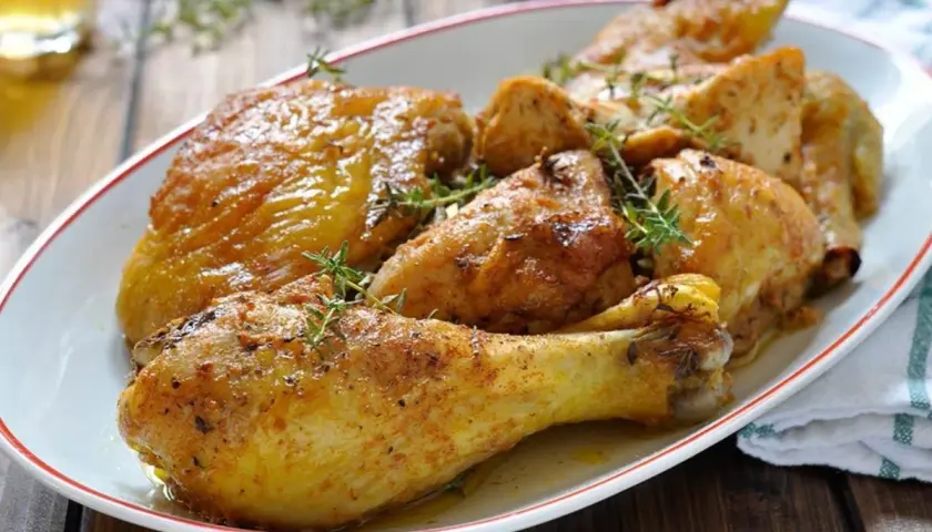 Sovracosce di pollo al forno dorate e succulente, guarnite con rametti di timo fresco. Un piatto invitante pronto per essere gustato.