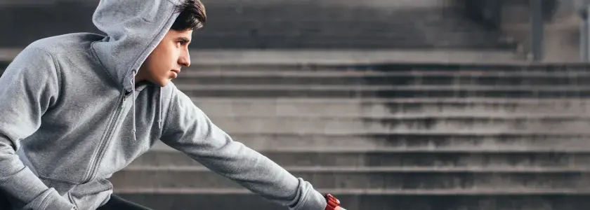 Bluza: bawełna czy poliester? Która lepsza na sport, a która na co dzień?