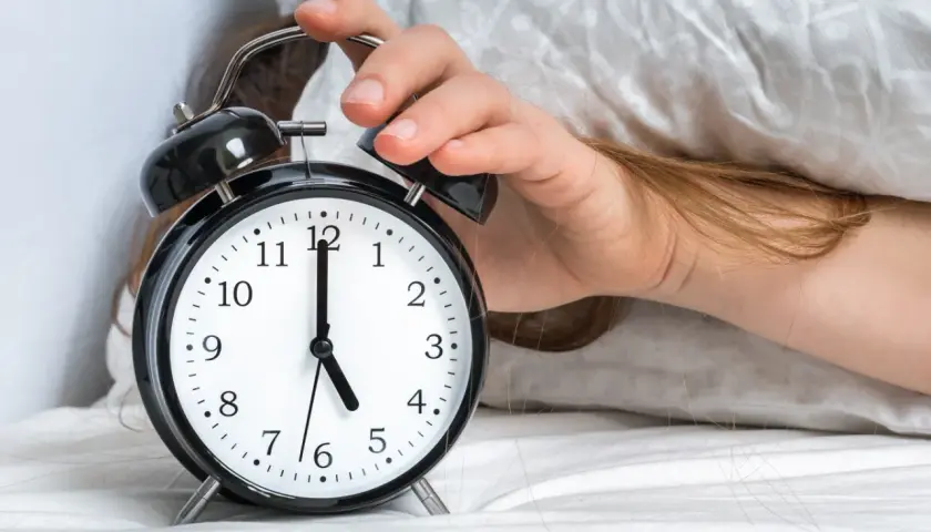 Ręka wyłącza budzik. Jest 5:00, idealna lustrzana godzina na rozpoczęcie dnia.