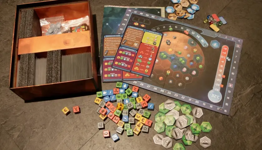 Blick auf ein Mars-Brettspiel mit vielen Würfeln, Karten und Spielsteinen. Ein Paradies für Fans von Fantasy-Brettspielen!
