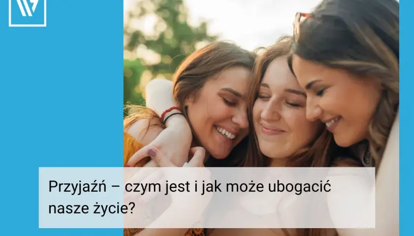 Trzy uśmiechnięte przyjaciółki przytulają się. To obraz codziennego pisania z koleżanką, które wzbogaca życie.