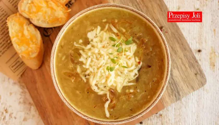 Jak zrobić zupę cebulową? Aromatyczna zupa cebulowa z serem i grzankami, idealna na chłodne dni.