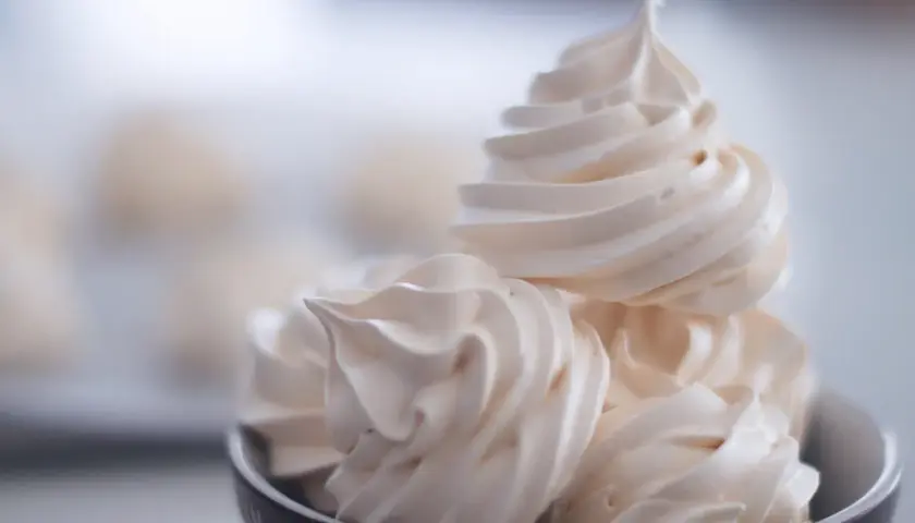 Délicieuses meringues dans un bol, prêtes pour le temps de cuisson meringue four traditionnel. Légères et aériennes.